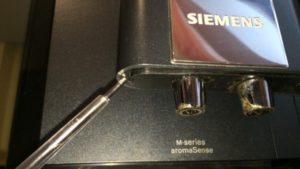 Kaffeevollautomat Siemens EQ 7 Kaffeeauslauf reinigen 2