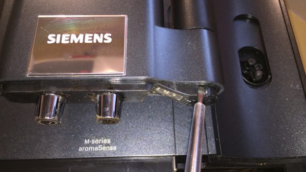 Kaffeevollautomat Siemens EQ 7 Kaffeeauslauf reinigen 3